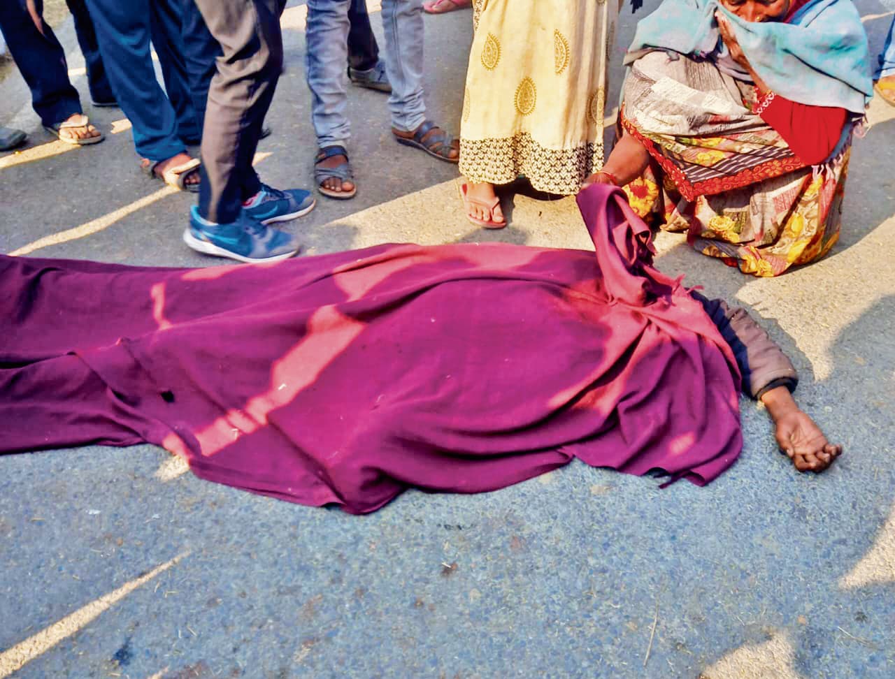 Gaya News : बिजली के खंभे लदे ट्रेलर से दबकर किशोर की मौत