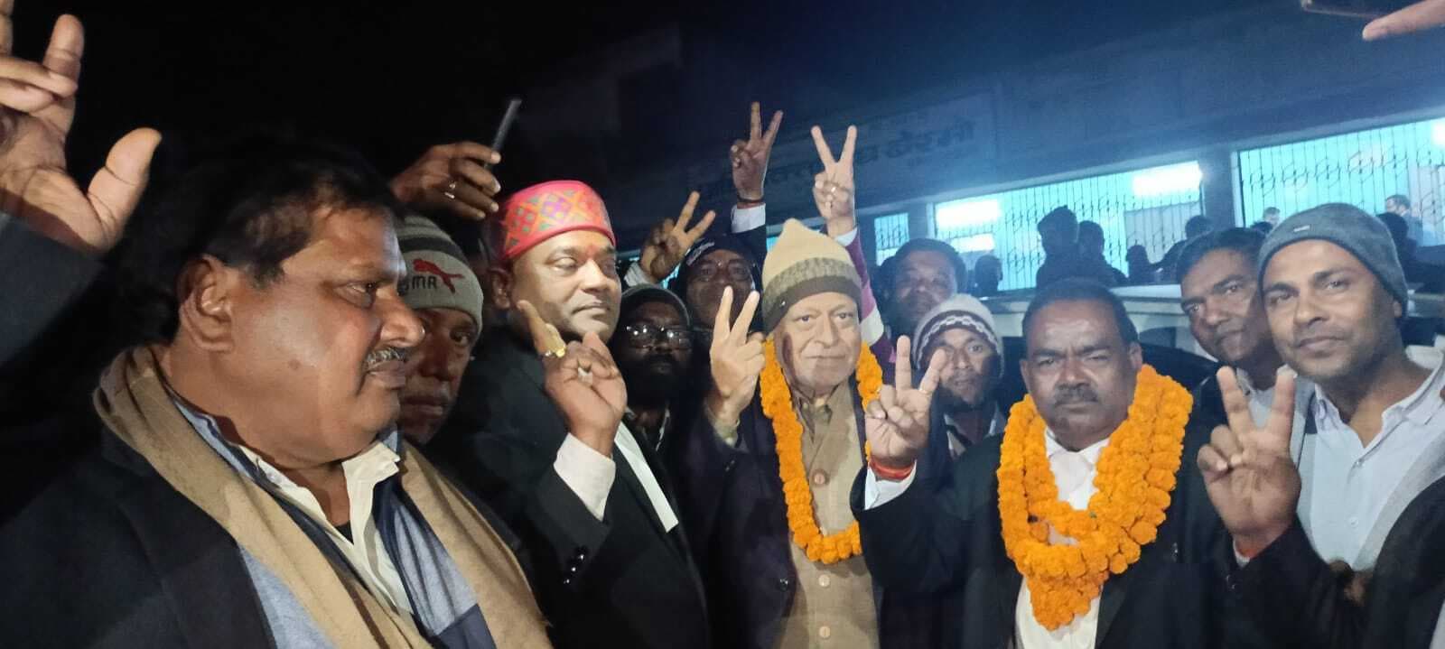 Bokaro News : तेनुघाट अधिवक्ता संघ के अध्यक्ष बने कामेश्वर, महासचिव वकील
