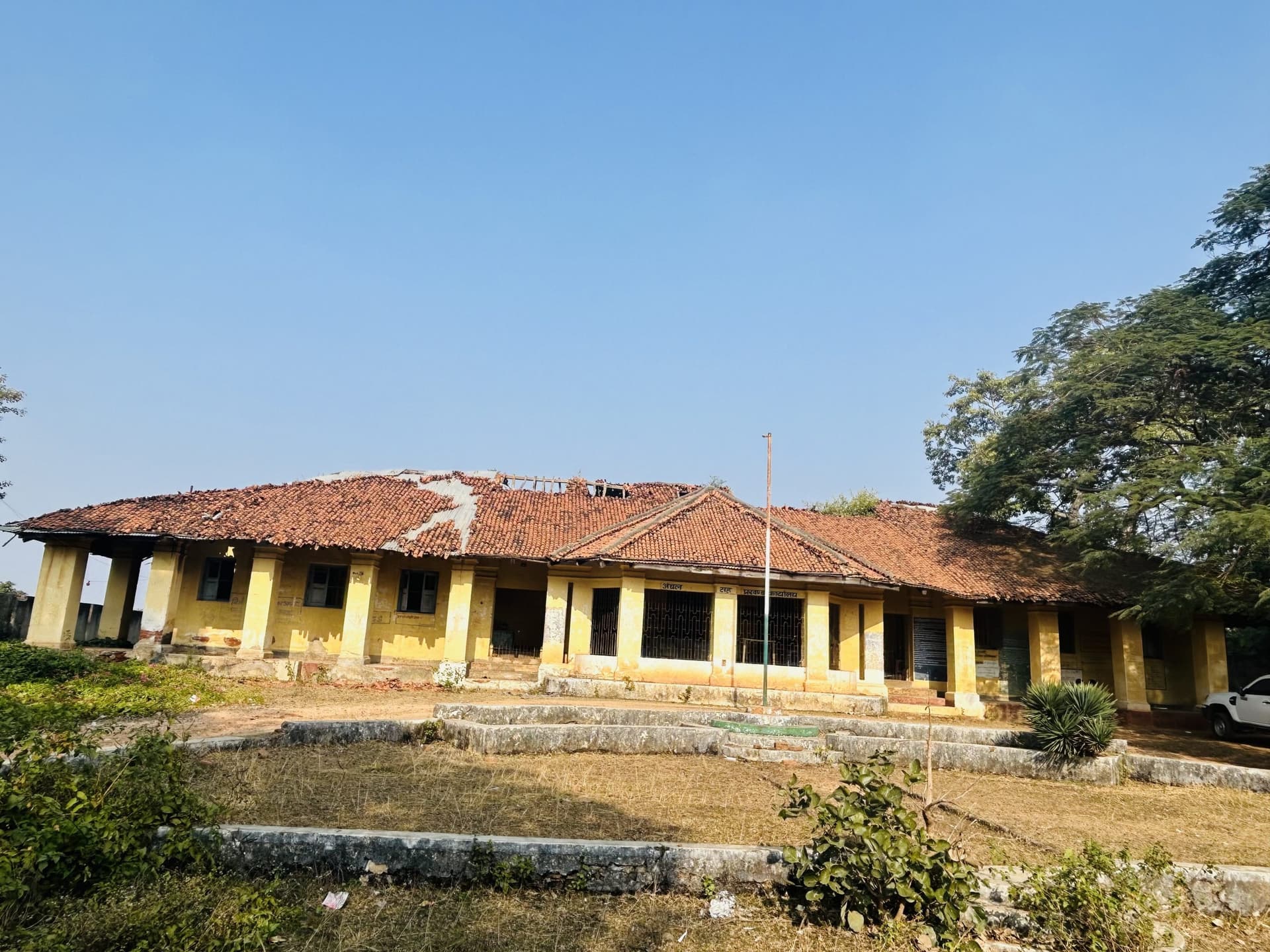 Giridih News :ध्वस्त हो रहा है गेस्ट हाउस, कोई देखने वाला नहीं