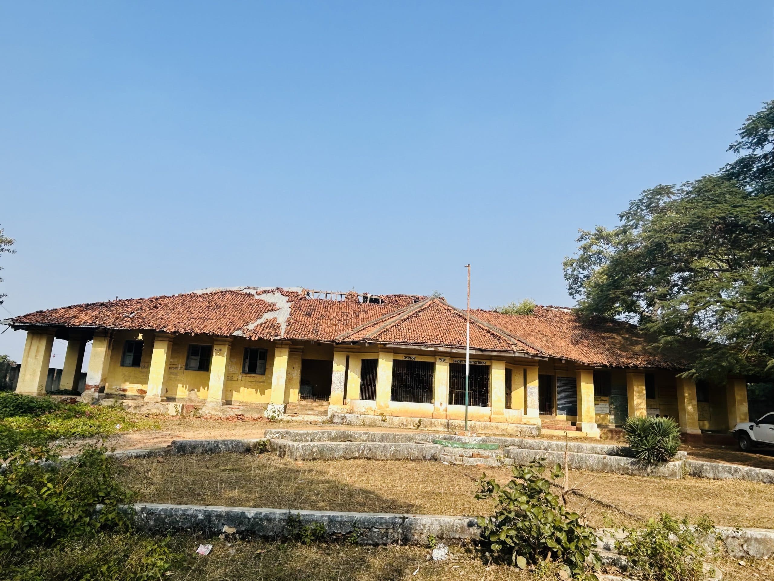 Giridih News :ध्वस्त हो रहा है गेस्ट हाउस, कोई देखने वाला नहीं