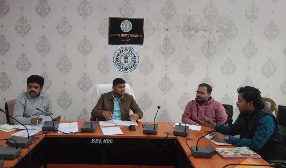 मनरेगा की अपूर्ण योजनाओं काे पूर्ण करें: बीडीओ