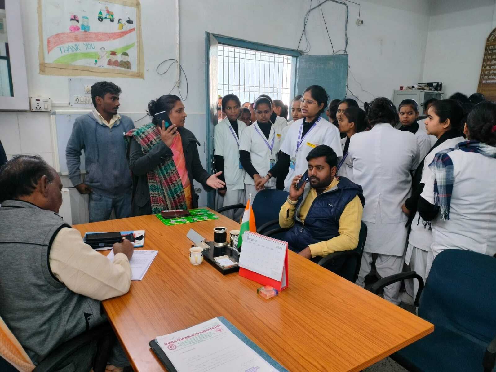 जीएनएम स्कूल की छात्राओं ने सीएस का किया घेराव