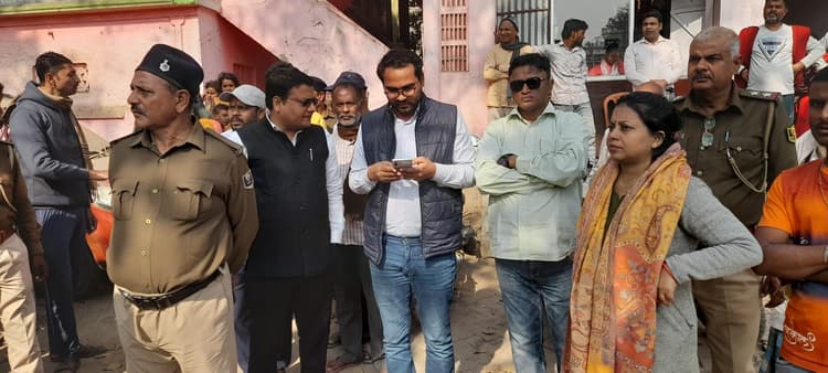 Darbhanga News : सतीघाट-हिरणी सड़क की अतिक्रमित भूमि को प्रशासन ने कराया खाली