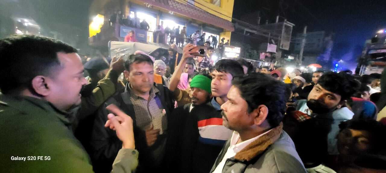 गिरफ्तारी के विरोध में सड़क जाम कर किया प्रदर्शन, हुआ लाठीचार्ज