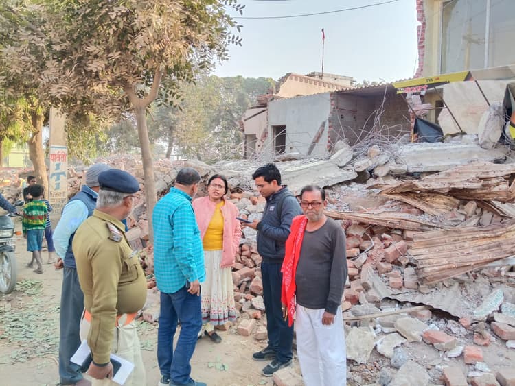 दिघवारा-शेरपुर पुल व सड़क निर्माण कार्य को ले आठ घरों को तोड़ा