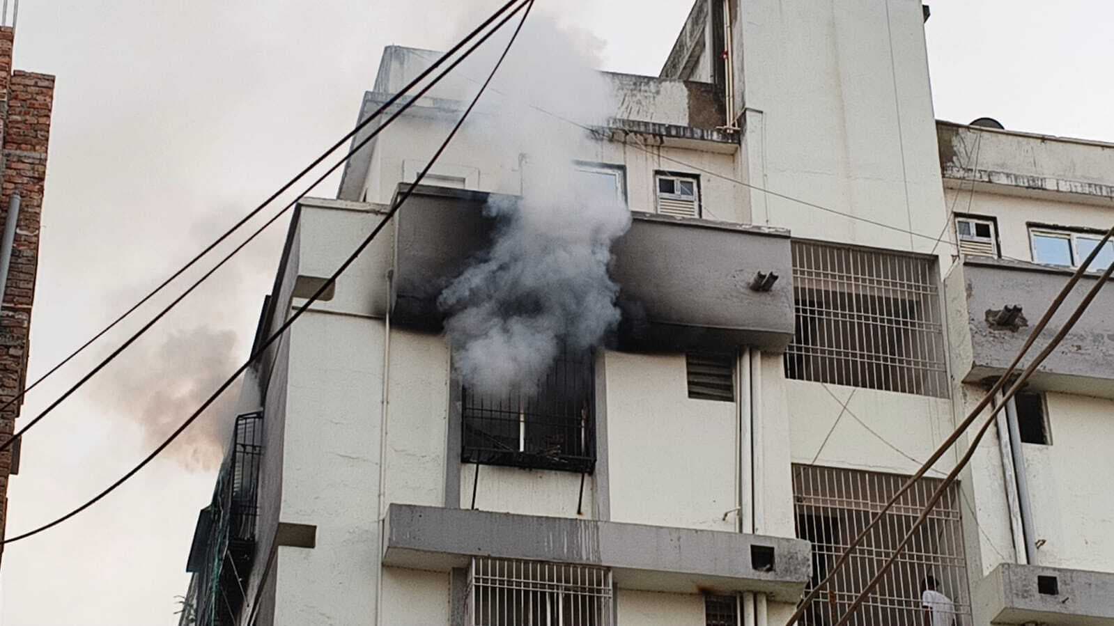 शॉट सर्किट से एसी ब्लास्ट, फ्लैट में लगी आग