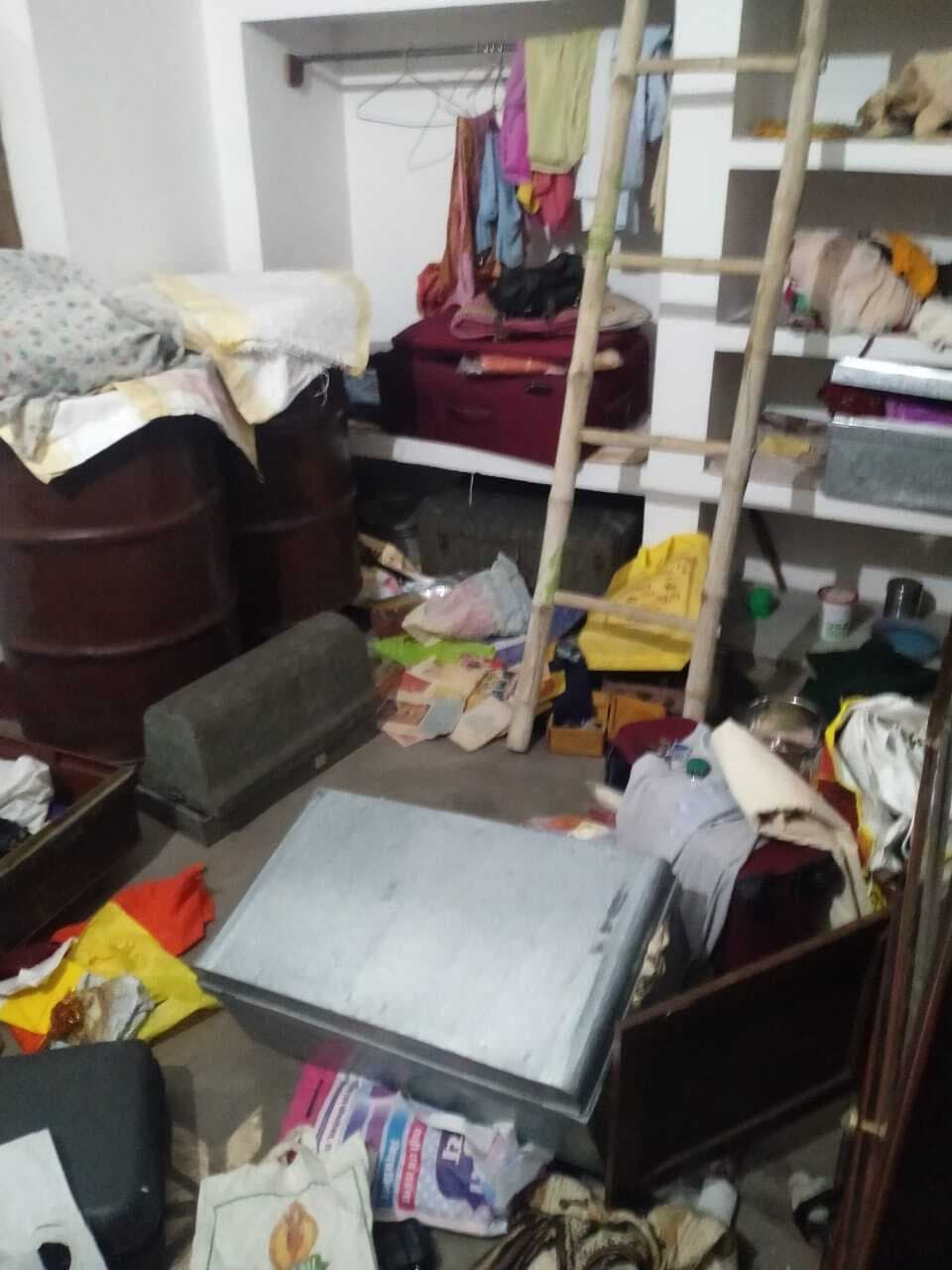 बंद घर का ताला तोड़ नकदी व जवेर समेत पांच लाख की चोरी