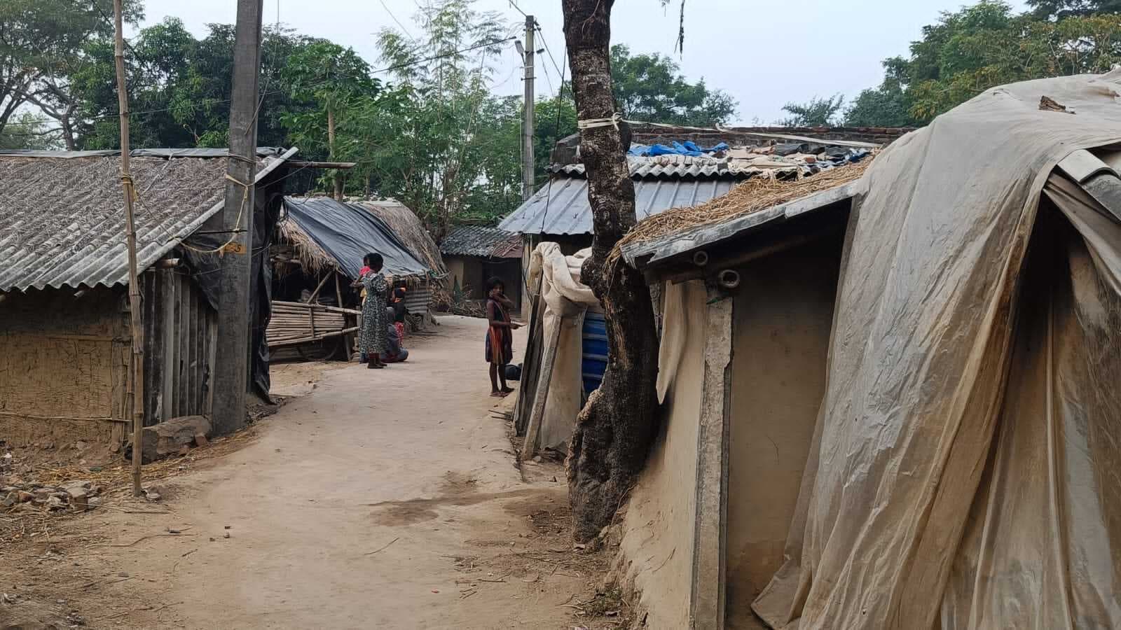 East Singhbhum News : बहरागोड़ा के साकरा हरिजन टोला के घर जर्जर, तिरपाल से ढंक कर रह रहे लोग