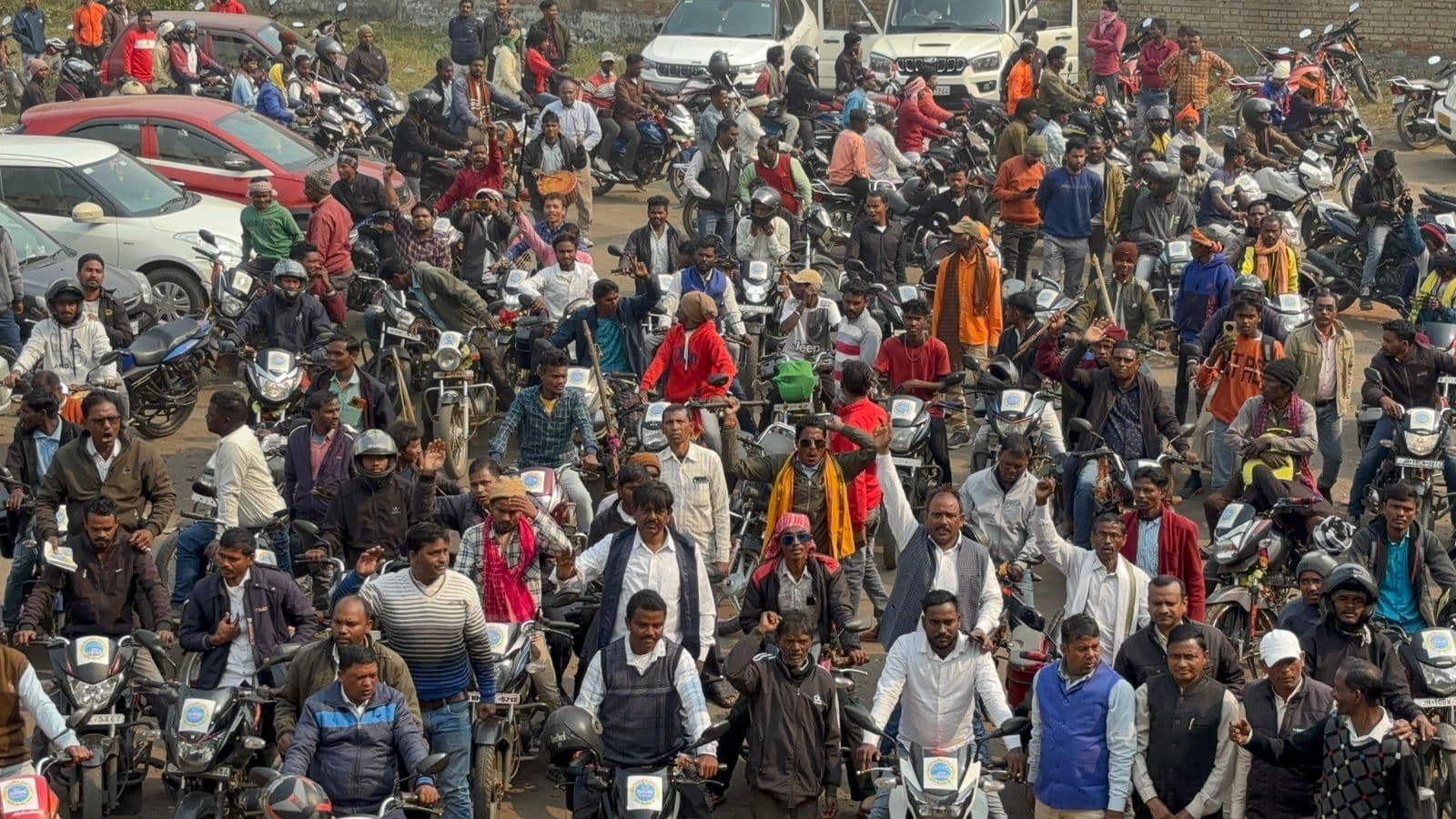 Dhanbad News : रैयतों ने सिजुआ क्षेत्रीय कार्यालय पर किया सशस्त्र प्रदर्शन