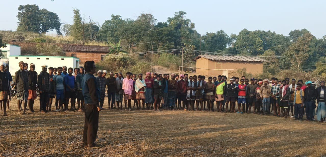 seraikela kharsawan news: कुचाई के रायसिंदरी में सामुदायिक वन संसाधन प्रबंधन के संरक्षण पर जोर