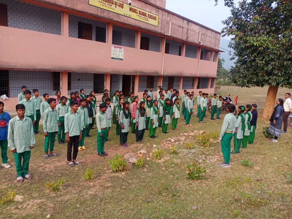 seraikela kharsawan news: कुचाई मॉडल स्कूल में शिक्षकों की कमी से कक्षाएं हो रहीं प्रभावित