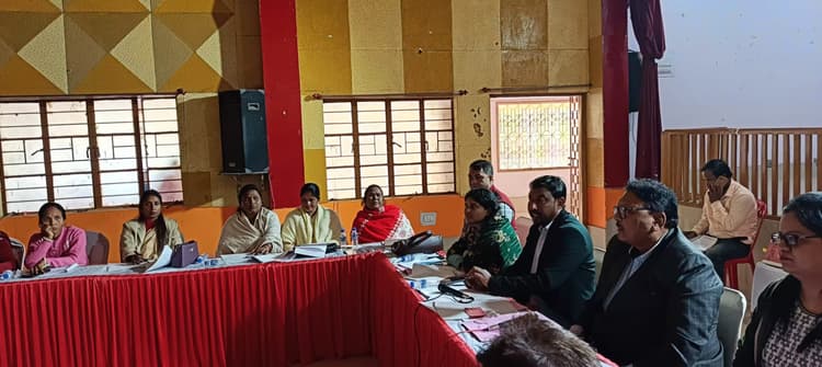 seraikela kharsawan news: जिप की बैठक में नहीं आये कई विभागों के अफसर, शोकॉज