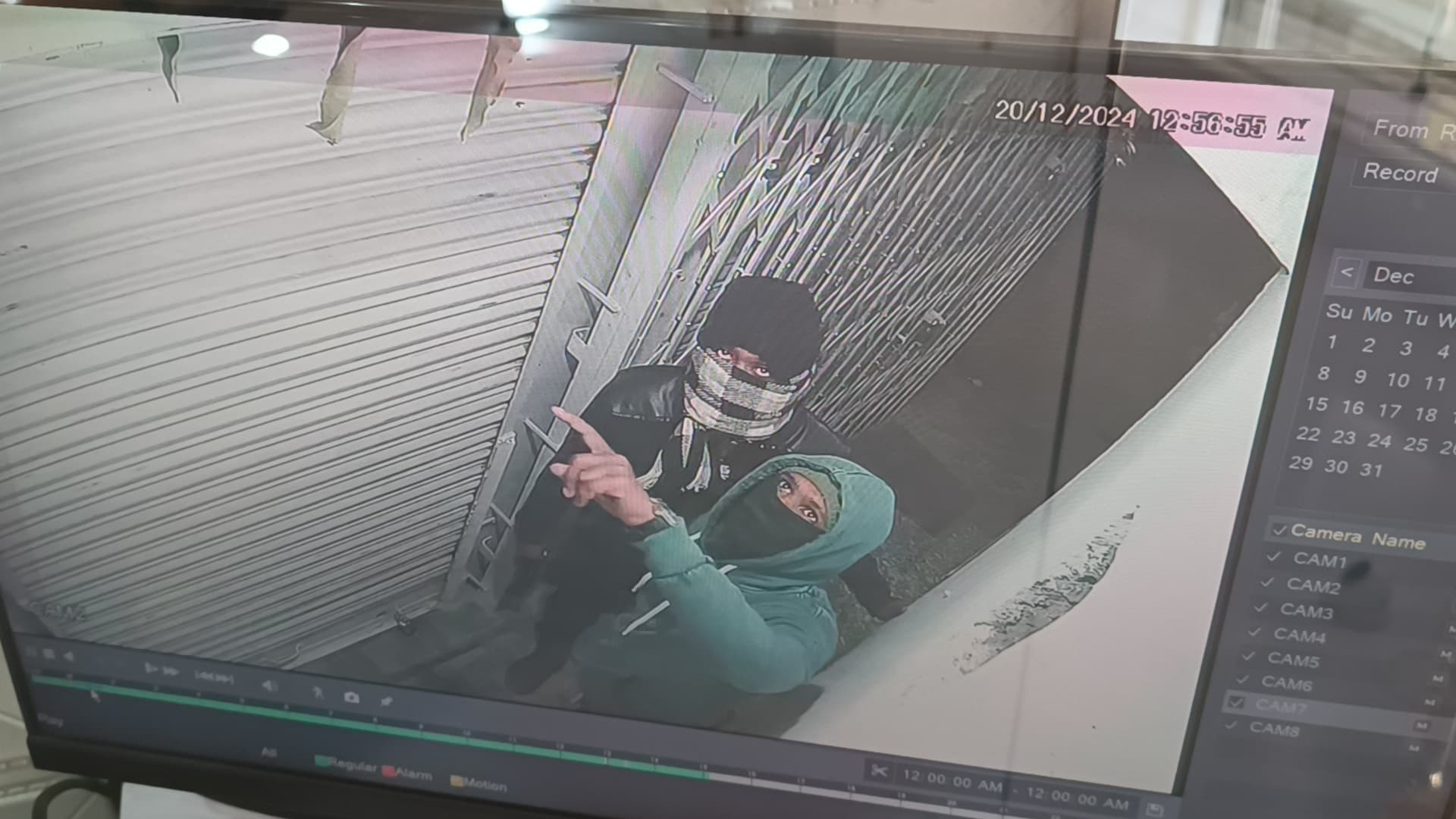 Dhanbad News: ज्वेलरी दुकान में चोरी का प्रयास, युवक गिरफ्तार