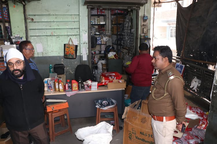 Dhanbad News: दुकान से हीरो कंपनी के नकली पार्ट्स व मोबिल बरामद