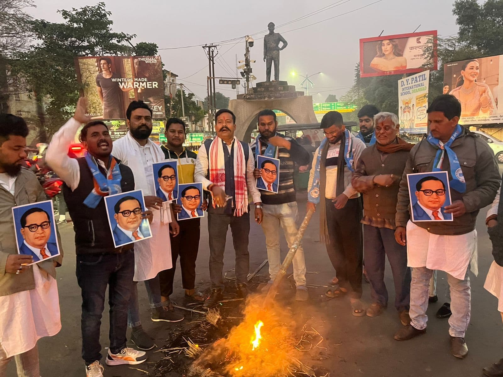 Dhanbad News:एनएसयूआइ व बसपा ने जलाया गृह मंत्री का पुतला