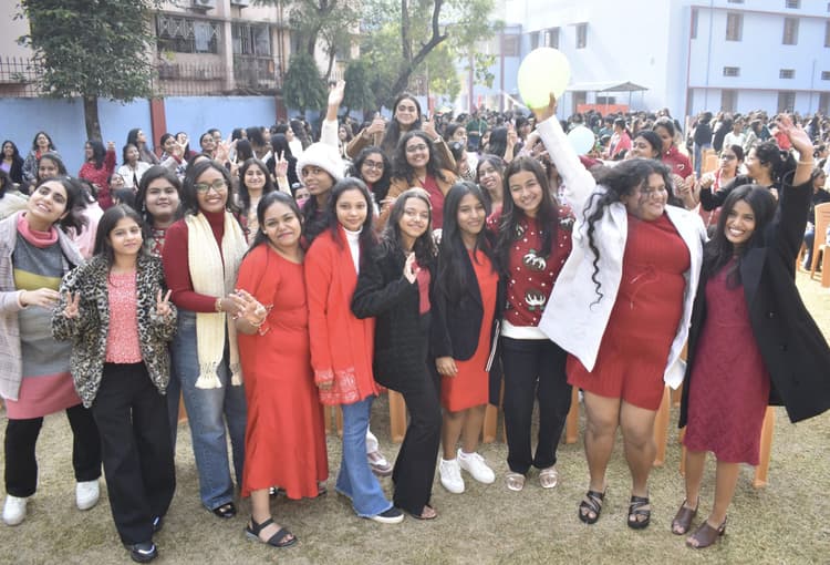 Dhanbad News:कार्मेल स्कूल में क्रिसमस सेलिब्रेशन का आयोजन