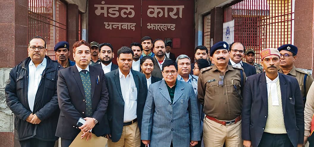 Dhanbad News : झालसा के सदस्य सचिव ने किया धनबाद जेल का निरीक्षण, रिहाई के लिए पांच बुजुर्ग व तीन बीमार बंदी चिह्नित