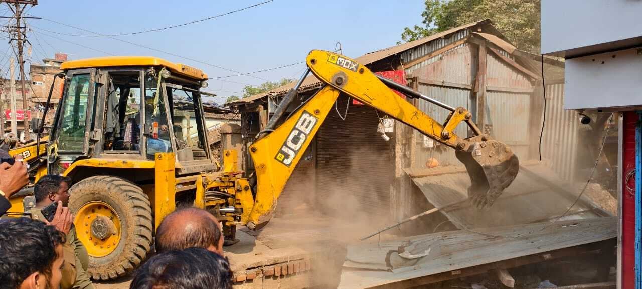 अतिक्रमण पर चला प्रशासन का बुलडोजर, दर्जनों दुकान-मकानों के पैराफिट किये गये ध्वस्त
