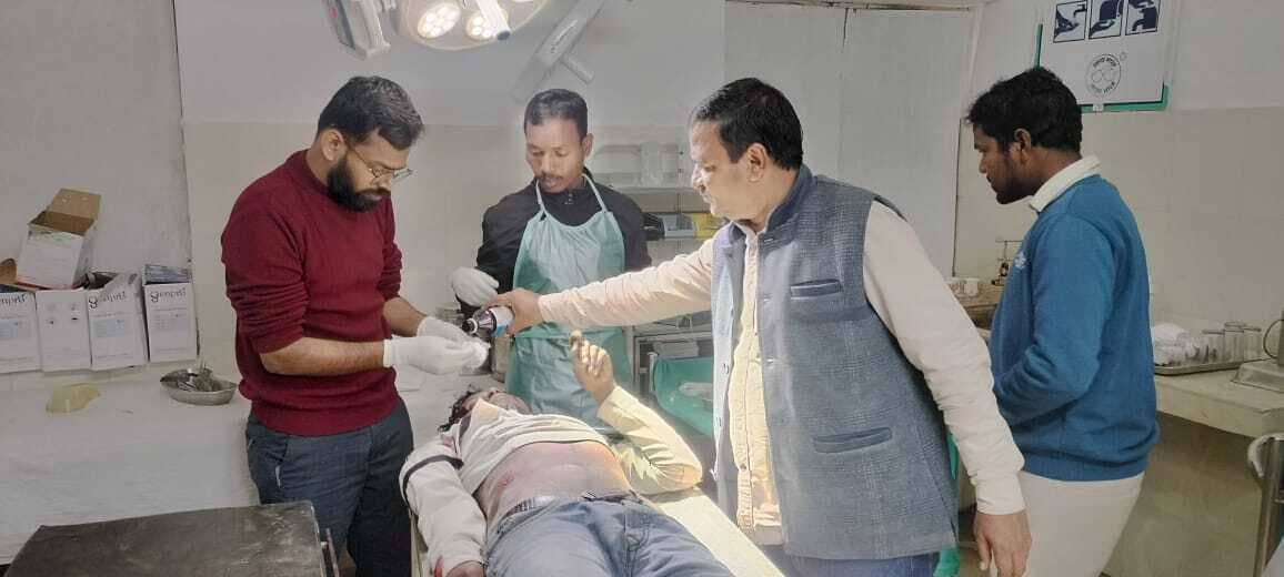 ट्रैक्टर की चपेट में आने से बाइक सवार घायल, रेफर