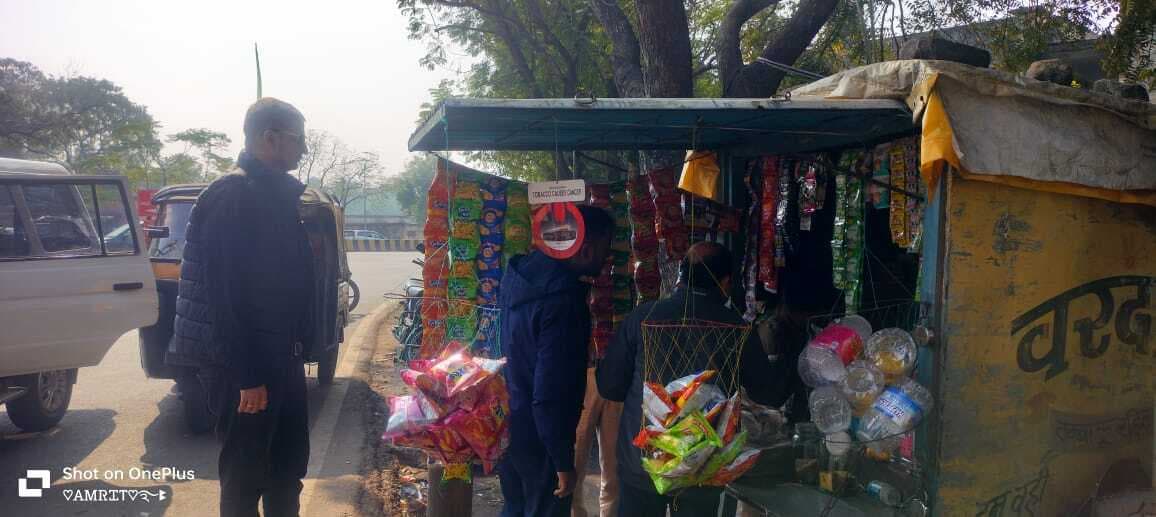 Jamshedpur news. टेल्को व गोलमुरी के स्कूलों के पास नशा का सामान बेचने वाली दुकानों के खिलाफ चला अभियान