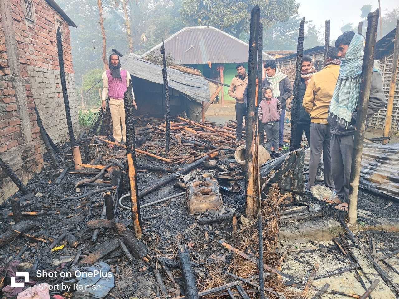 चूल्हे की निकली चिंगारी से लगी आग, चार घर खाक