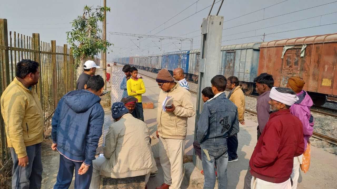 ट्रेन पर चढ़ने के दौरान गिरा हवलदार, मौत