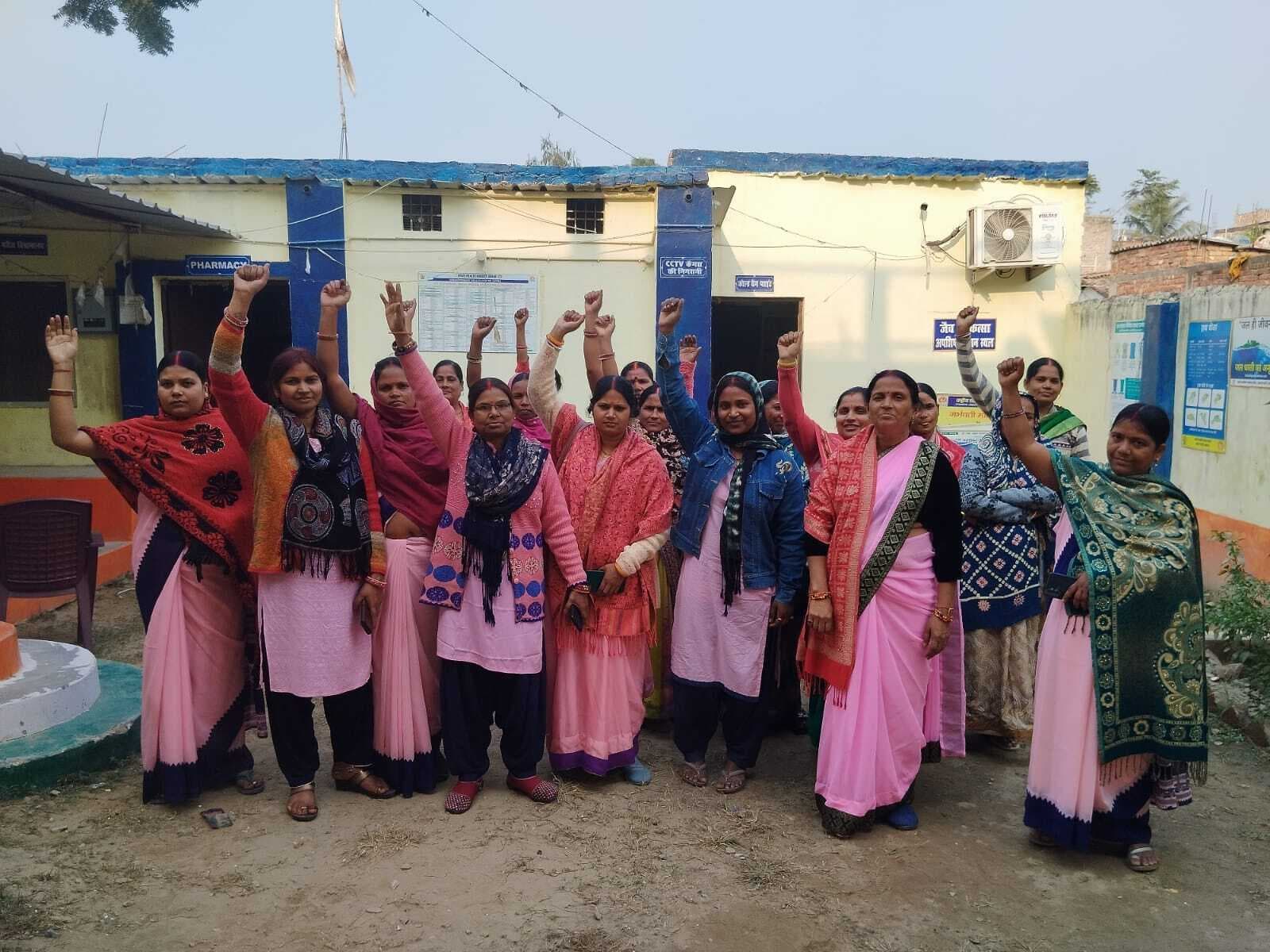 13 सूत्री मांगों को लेकर आशा व आशा फैसिलिटेटर ने सीएस कार्यालय पर किया प्रदर्शन