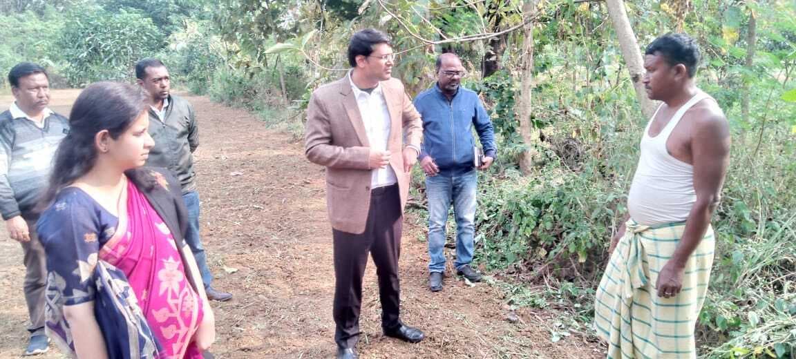 Jamshedpur news. स्वास्थ्य केंद्र में अनुपस्थित पाये गये चिकित्सक व कर्मी, एमओआइसी बोड़ाम को शो-कॉज