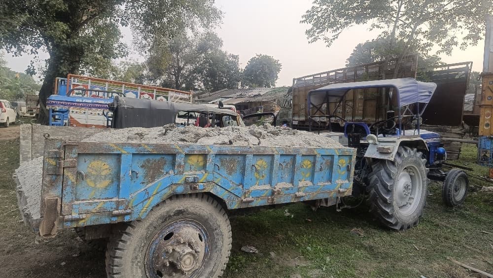 अवैध ढंग से बालू ले जा रहे ट्रैक्टर को पुलिस ने किया जब्त