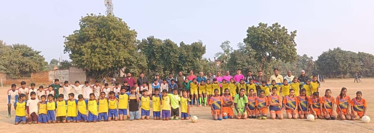 फैंसी फुटबॉल मैच में बोचाही की बालिका टीम 5-4 से हुई विजयी