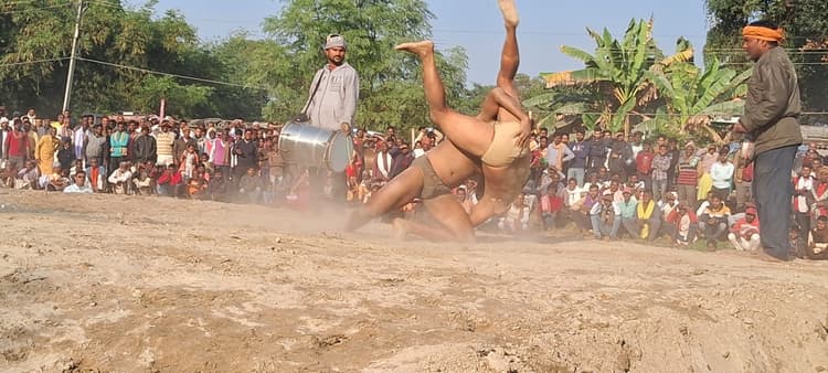 लोरिक महोत्सव : बिहार के पहलवानों ने  लहराया परचम, राजस्थान व एमपी के पहलवानों को चटाया धूल