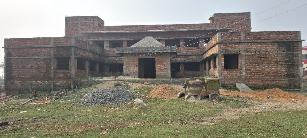शिलान्यास के चार वर्ष में भी पूरा नहीं हो पाया पंचायत सरकार भवन का निर्माण कार्य