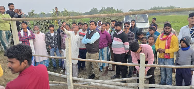 निजी जमीन सड़क बनाने का लगाया आरोप