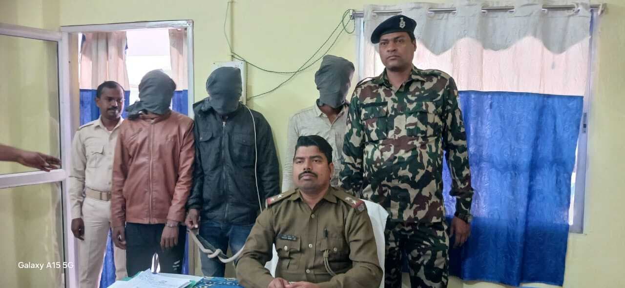 तीन नाबालिग छात्राओं से छेड़छाड़ के आरोप में तीन युवक गिरफ्तार