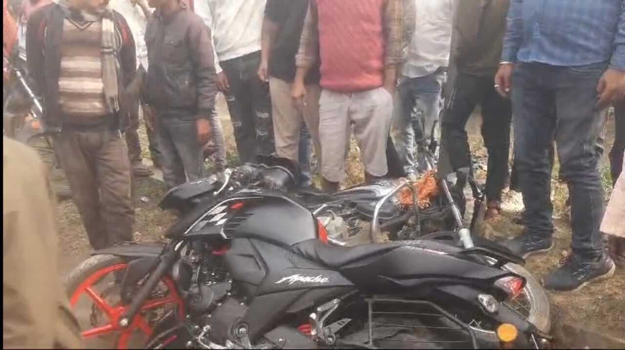 दो बाइकों की टक्कर, एक बच्चा समेत चार घायल
