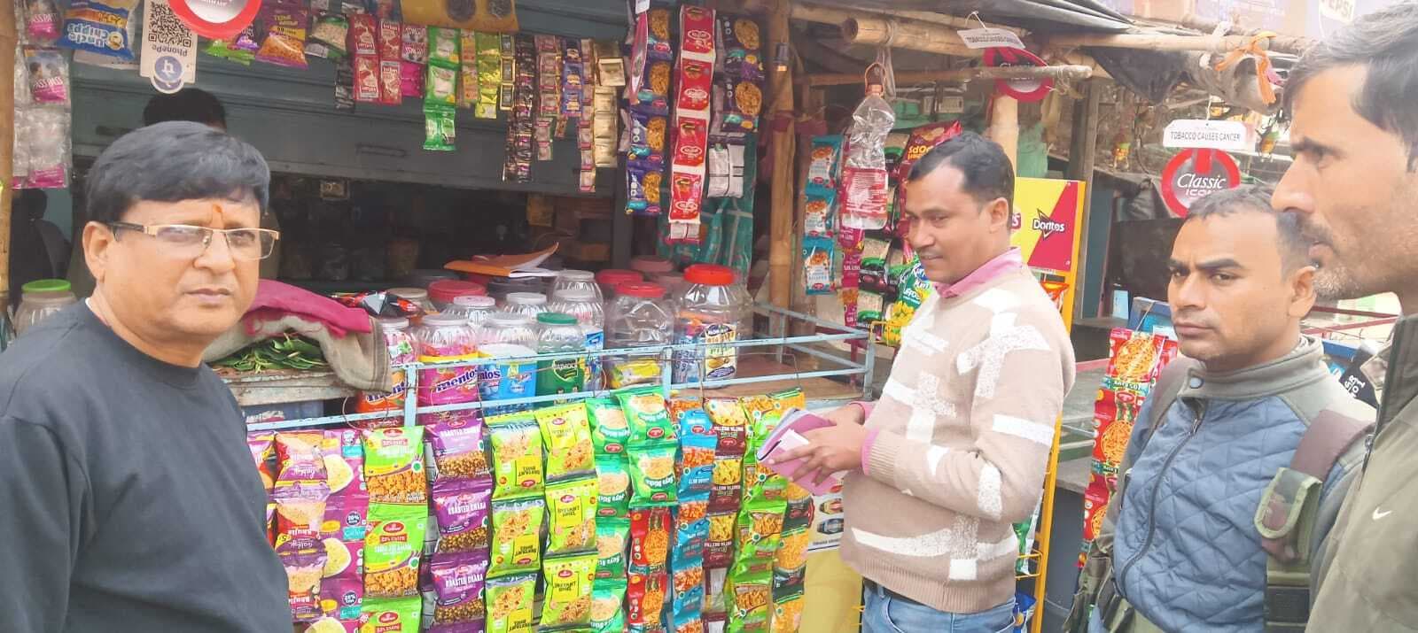 Deoghar News : बगैर चेतावनी बोर्ड लगाये तंबाकू उत्पाद बेचने वाले 12 दुकानदारों से वसूला जुर्माना