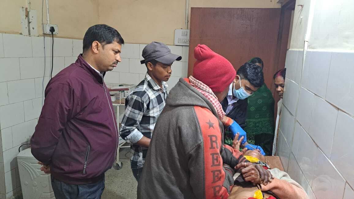 बेटा- बहू पर लगा वृद्ध मां को घायल करने का आरोप