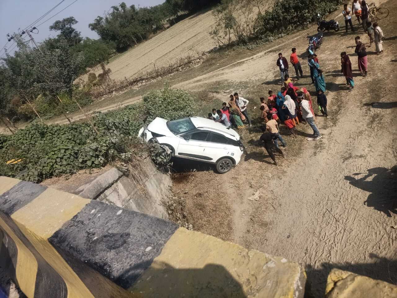 मवेशी को बचाने के क्रम में खाई में गिरी कार, चालक घायल