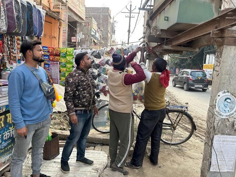 ट्रांसफाॅर्मर से उचित दूरी बनाकर रखें दुकान का सामान, नहीं तो होगी कार्रवाई : जेई