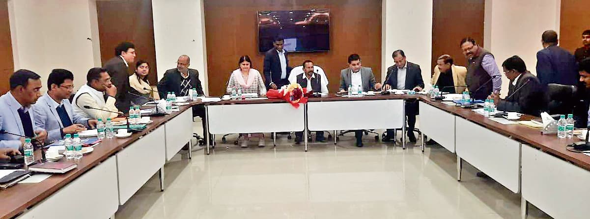 Political news : राजस्व वसूली का लक्ष्य पूरा नहीं करनेवाले अधिकारियों पर होगी कार्रवाई : दीपक बिरुआ