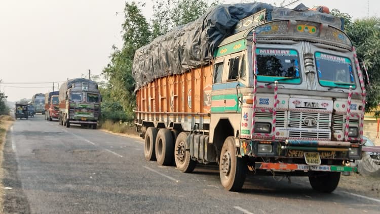 Pakur News: बंगाल जाने वाले धान लदे ट्रकों पर रोक, चेकनाका पर वाहनों की कतार