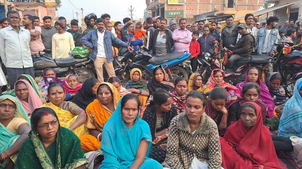 Lead News : ग्रामीणों ने किया सड़क जाम, धरने पर बैठीं जिप सदस्य