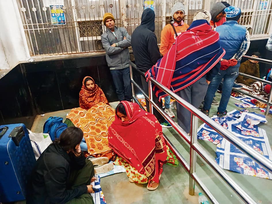 Buxar News : तत्काल काउंटर के सामने रातभर सोने पर भी नहीं मिल रहा टिकट