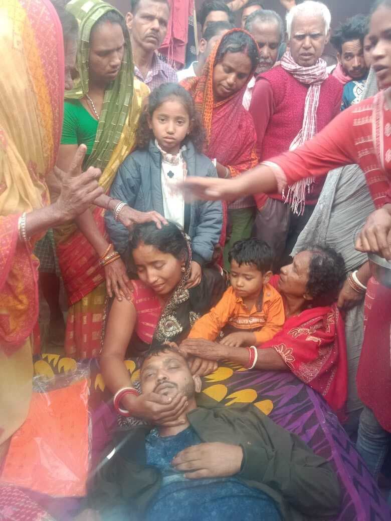 Deoghar news  परिवार के साथ खाना खाने के दौरान युवक को अचानक उठी हिचकी, हो गयी मौत