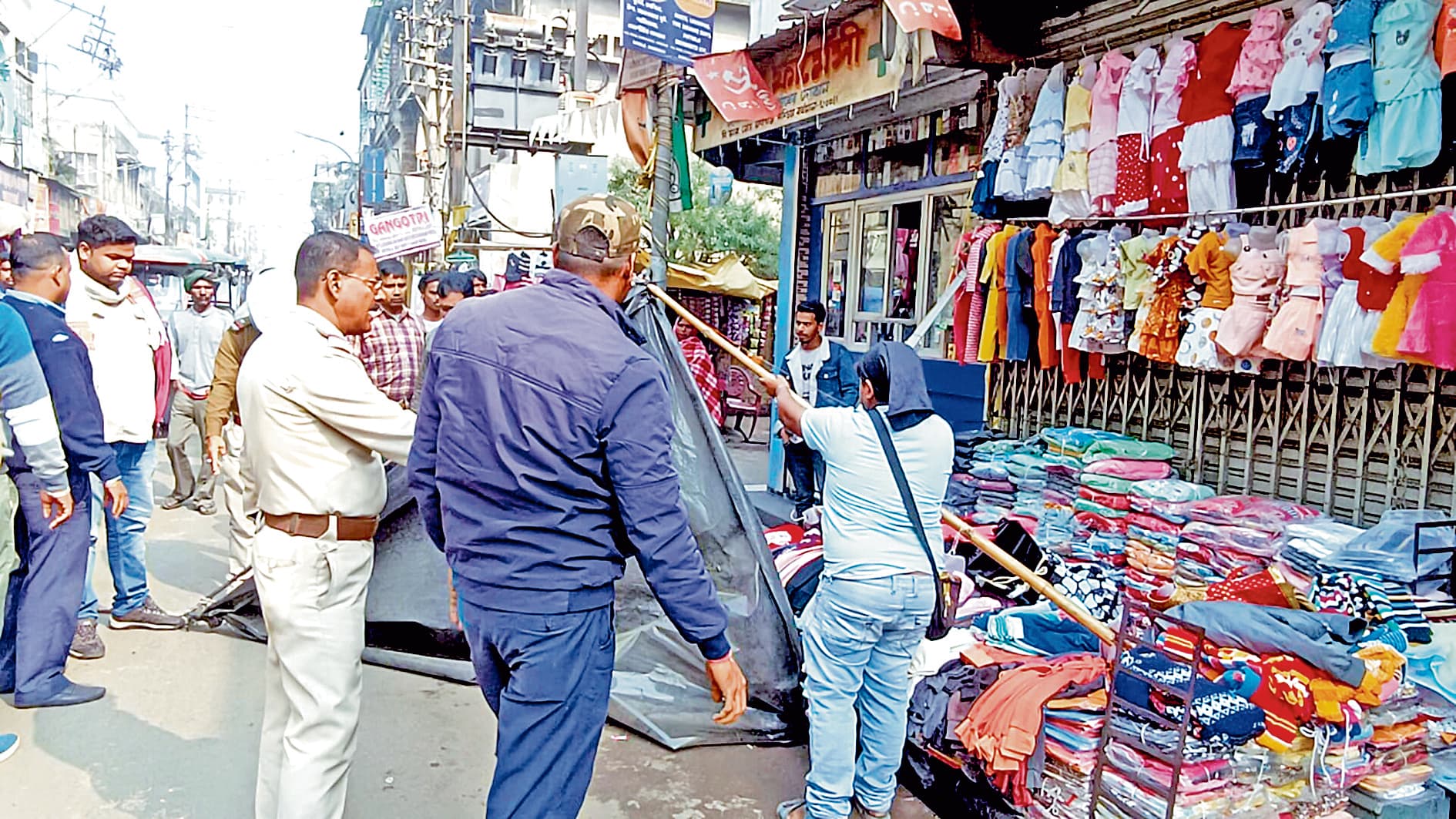 रानीगंज में सड़क से हटा अतिक्रमण, जाम को लेकर प्रशासन हुआ सख्त