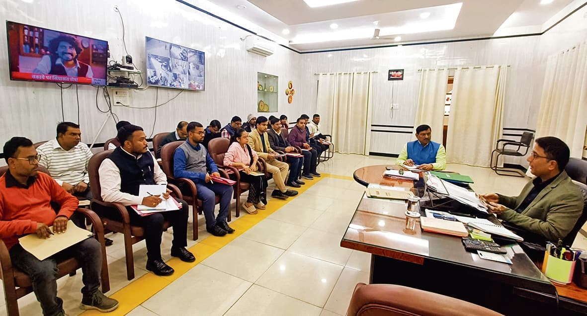 Chhapra News : सड़कों व गलियों में साफ-सफाई स्पष्ट दिखनी चाहिए, नहीं तो होगी कार्रवाई : डीएम