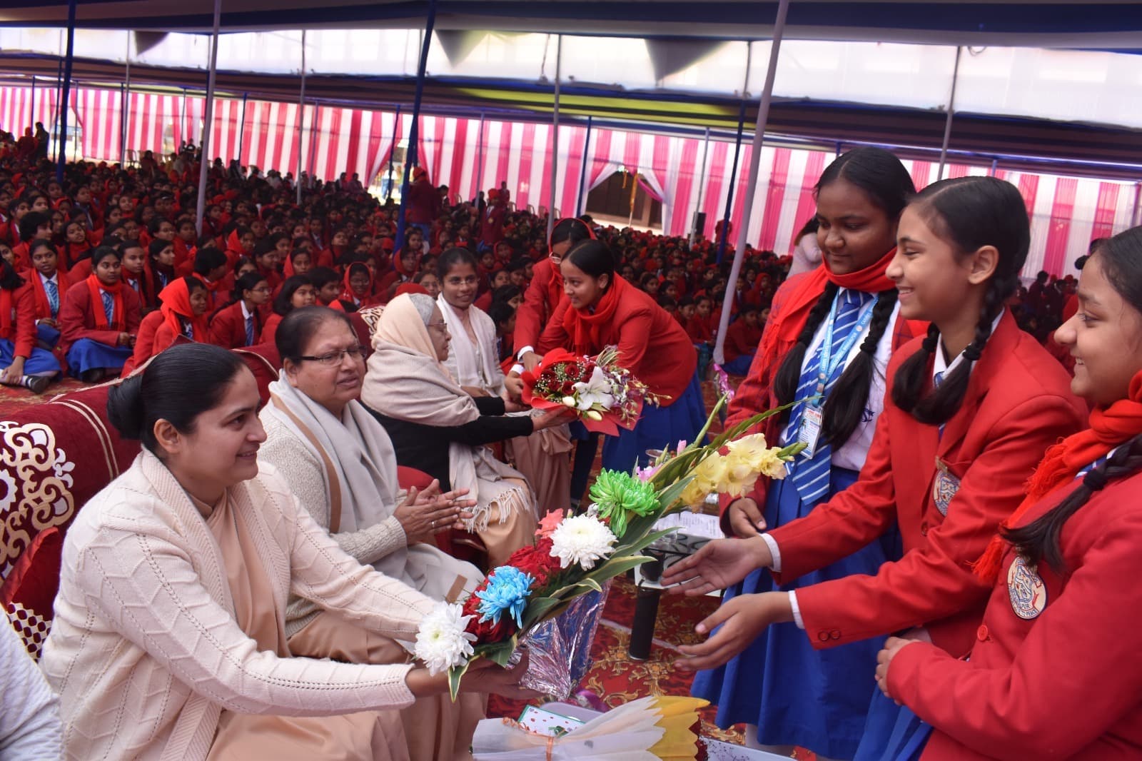 कार्मेल स्कूल में मना क्रिसमस उत्सव, प्रभु यीशु को ट्रिब्यूट दिया