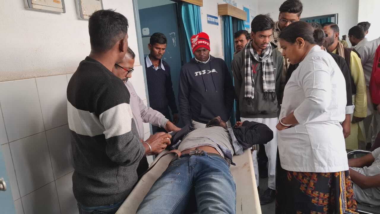 अनियंत्रित ट्रैक्टर ने मारी बाइक सवार को टक्कर