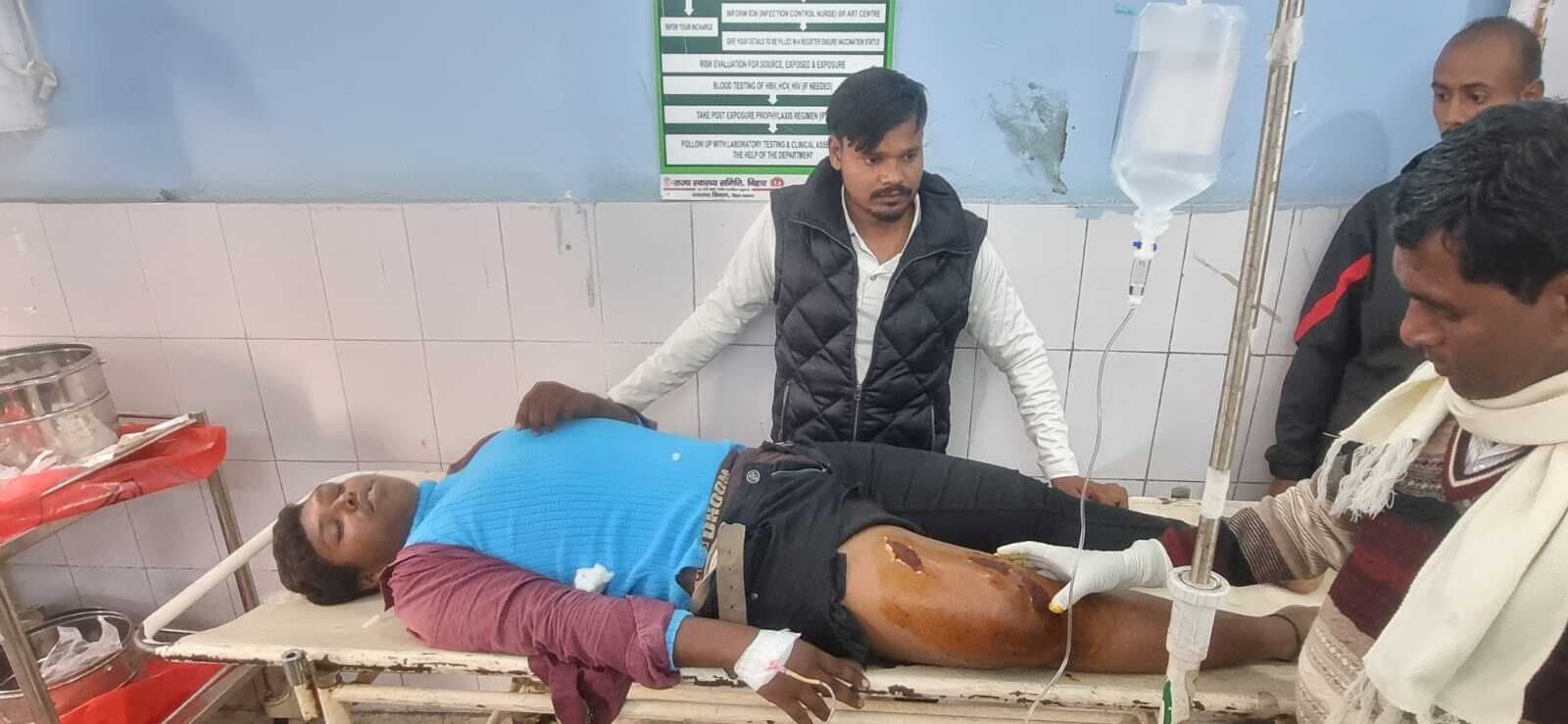 कार की टक्कर से बाइक सवार चाचा-भतीजा घायल