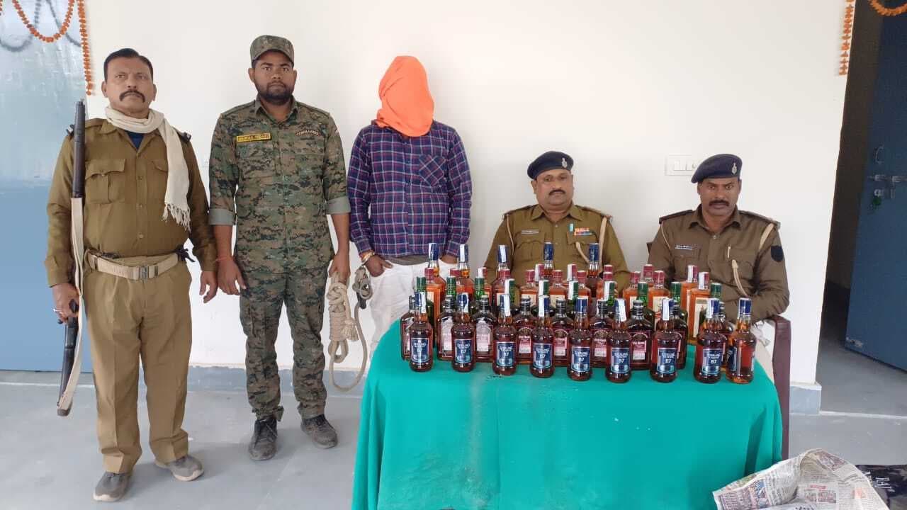 30 बोतल विदेशी शराब के साथ तस्कर गिरफ्तार